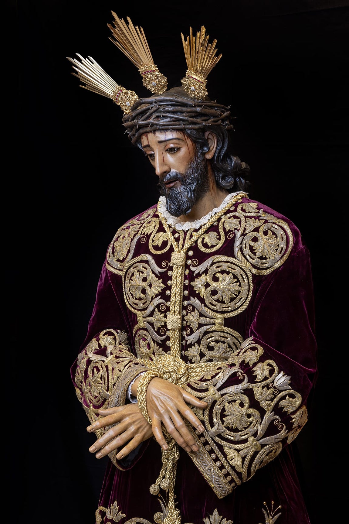 En Imágenes: El Señor de la Sentencia de la Macarena vuelve al culto tras su intervención