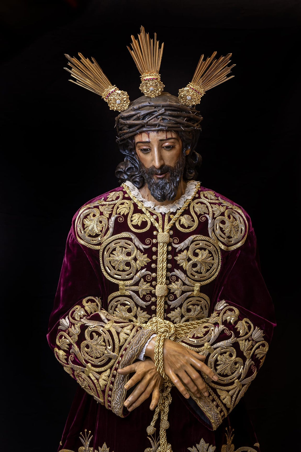 En Imágenes: El Señor de la Sentencia de la Macarena vuelve al culto tras su intervención