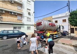 Una nueva avería en otra tubería mantiene sin agua a una decena de pueblos de Sevilla, a los que están llegando camiones cisterna