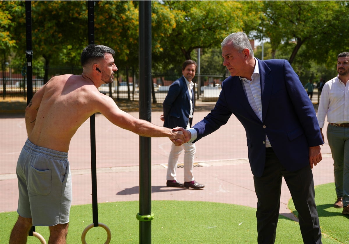 Sanz saluda a un practicante de este deporte en el Parque Rojo de Pino Montano