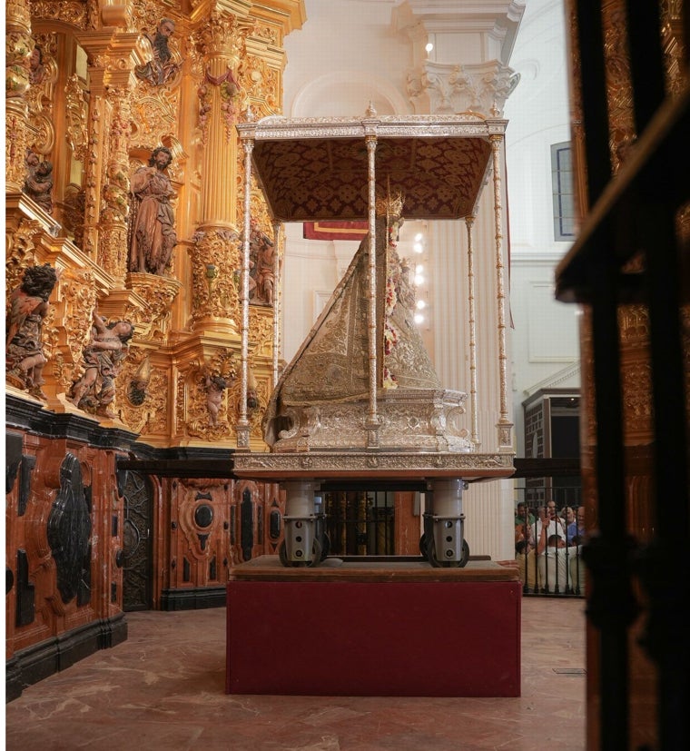 Paso de la Virgen del Rocío con el nuevo sistema de carruchas