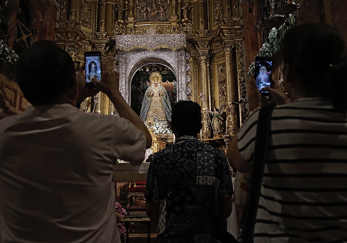 Visita de devotos a la Macarena este domingo