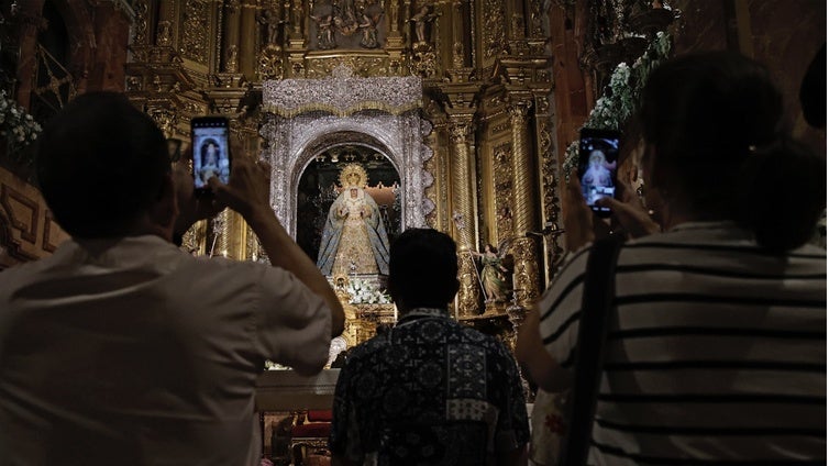 Los devotos dan un 'hasta pronto' a la Macarena antes de ser retirada del culto