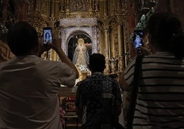 Los devotos dan un 'hasta pronto' a la Macarena antes de ser retirada del culto