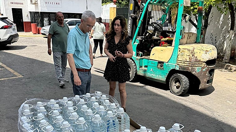 El alcalde de Utrera, Francisco Jiménez, junto a un palé de botellas de agua que se estaban repartiendo