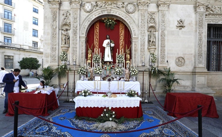 Imagen principal - San Juan Evangelista de Pedrera volverá a participar preparando un altar en el arquillo del Ayuntamiento de Sevilla, Pasión lo hará en la puerta principal del Salvador y la Redención en la calle Sierpes
