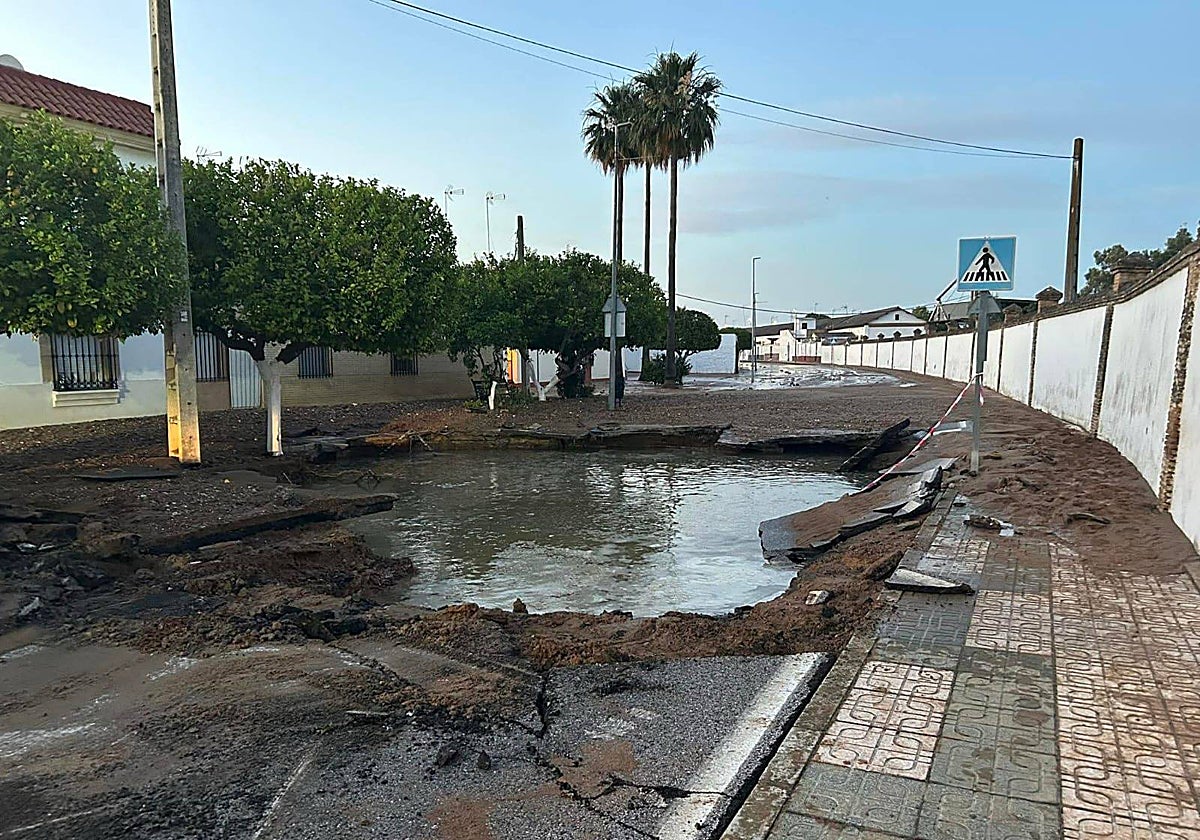 Agujero provocado por la rotura de la tubería en Los Rosales