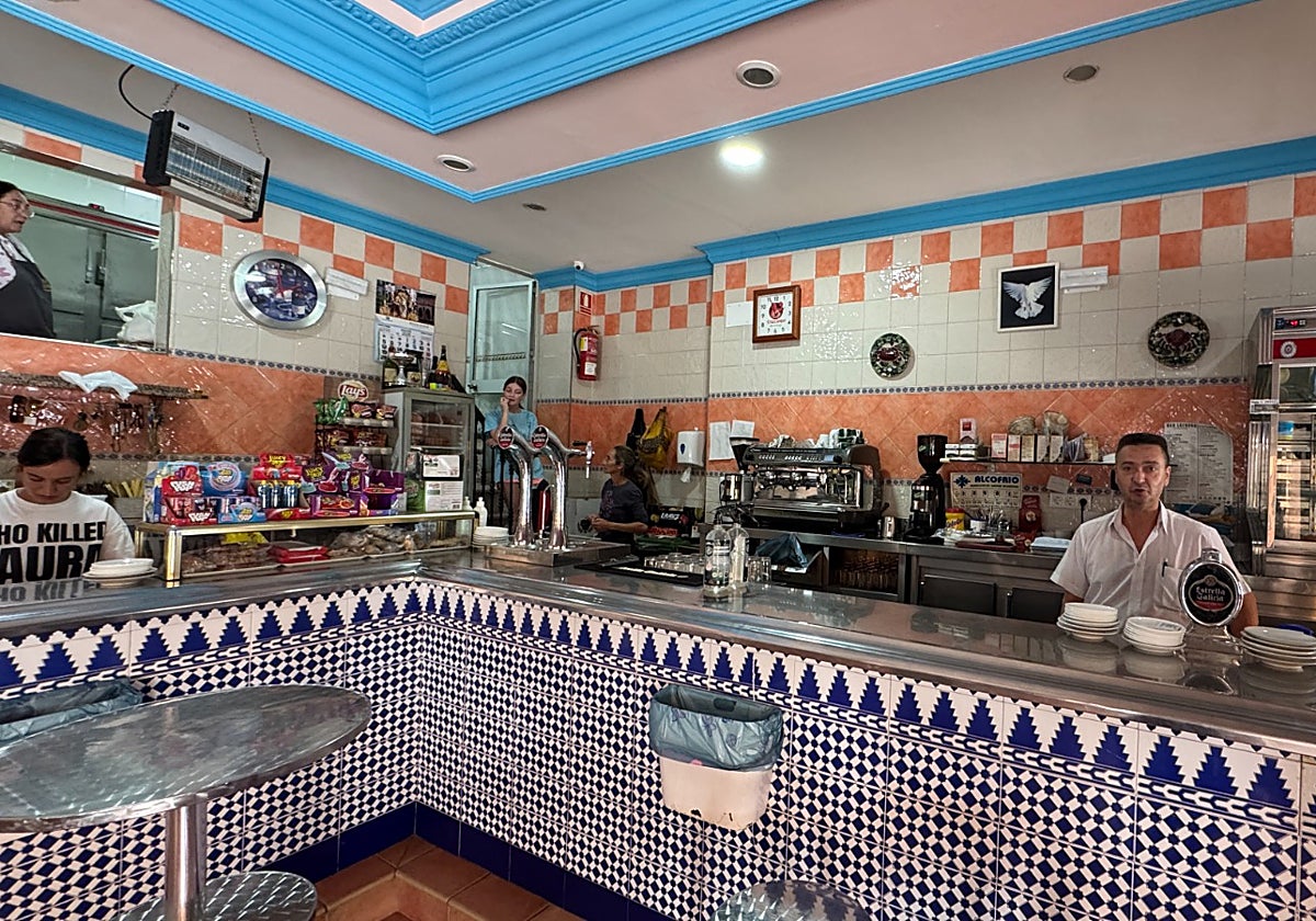 El Bar Lechuga, uno de los que permanecía abierto este lunes en El Viso del Alcor