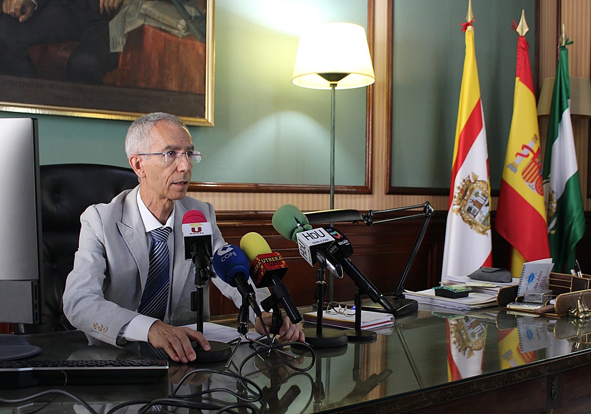 Francisco Jiménez, alcalde de Utrera, ha atendido a los medios desde el despacho de alcaldía
