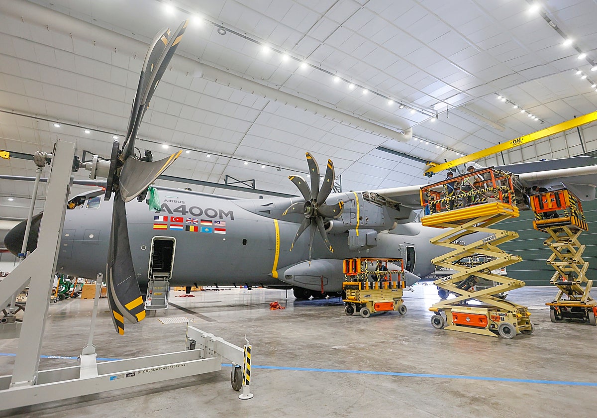 Un modelo del A400M en la planta de ensamblaje de San Pablo