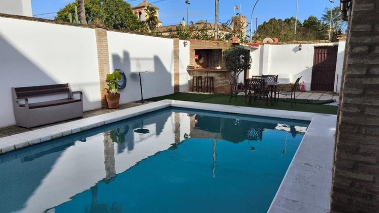 Piscina privada por menos de 80 euros la noche: casas cercanas a Sevilla a las que puedes escaparte este verano para huir del calor
