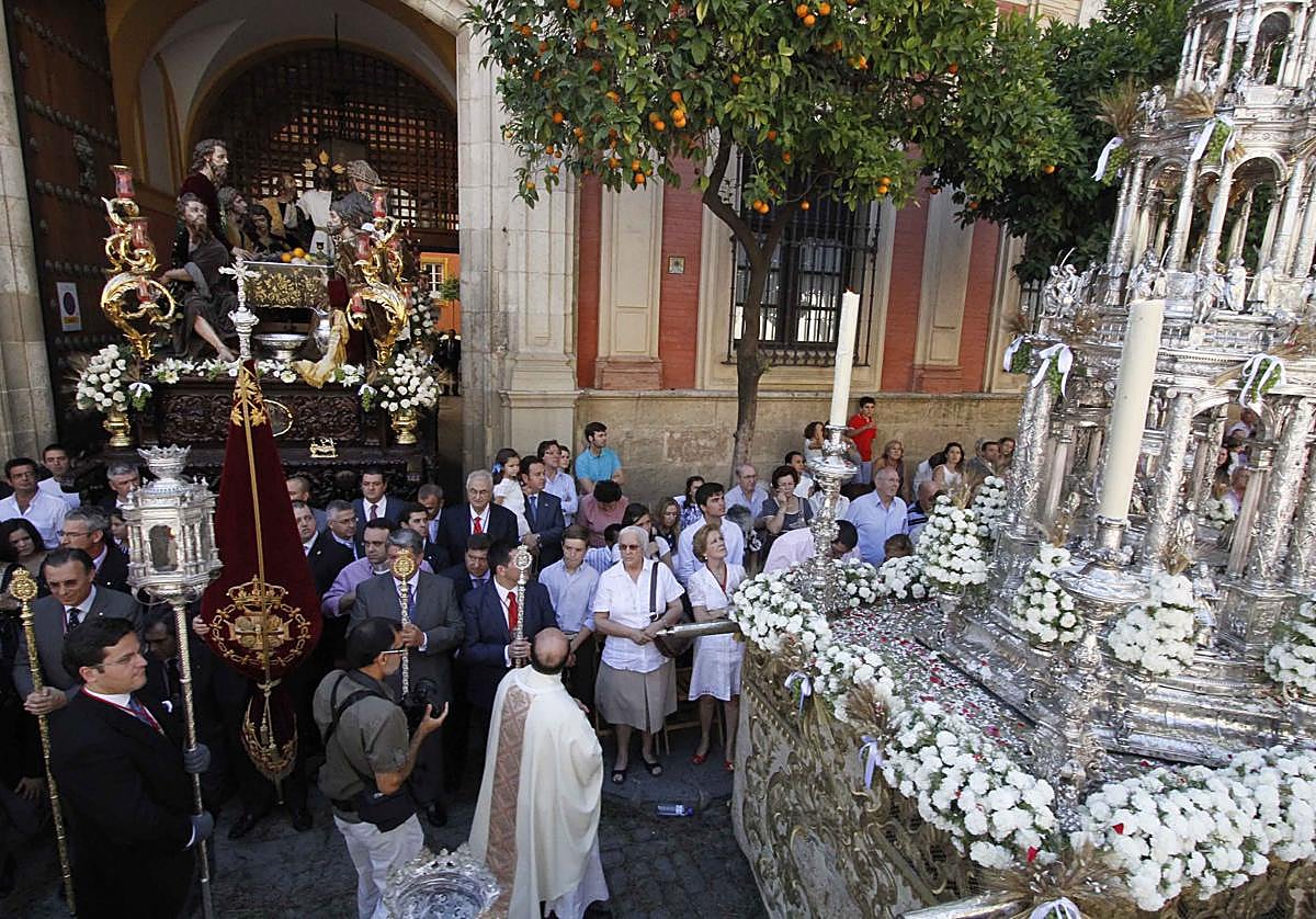 El misterio de la Sagrada Cena en el Palacio Arzobispal durante la procesión del Corpus en Sevilla