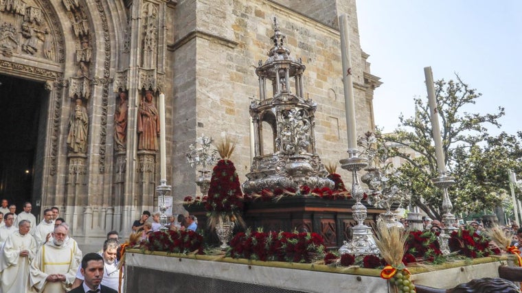 La Custodia estrena costaleros en un jueves de Corpus de Sevilla de sol y mucho calor
