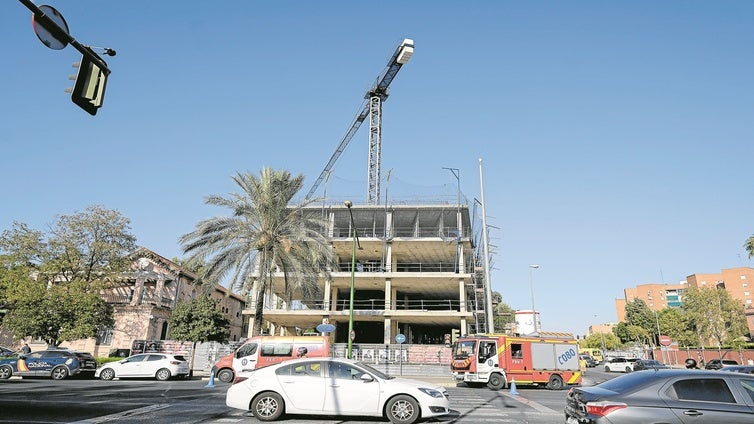 La construcción no encuentra gruistas, instaladores ni carpinteros metálicos en Andalucía