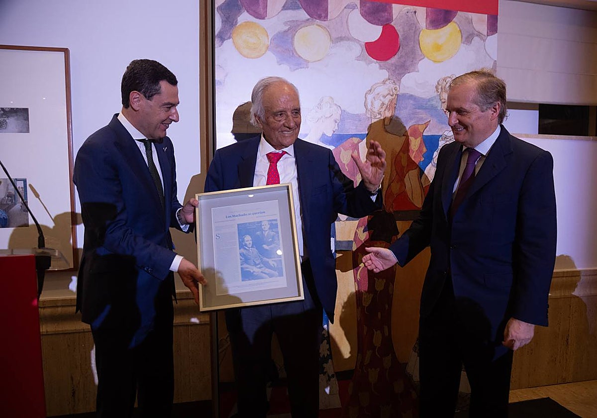 El premiado Raúl del Pozo junto a Juanma Moreno e Ignacio Ybarra