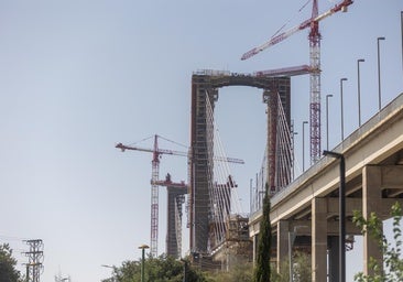 Al puente del Centenario sólo le han renovado 4 de los 88 tirantes a sustituir