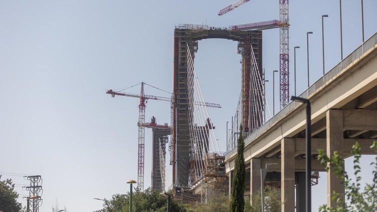 Al puente del Centenario sólo le han renovado 4 de los 88 tirantes a sustituir