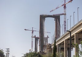 Al puente del Centenario sólo le han renovado 4 de los 88 tirantes a sustituir