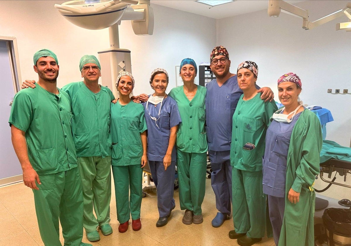 La jefa de Ginecología del Hospital San Juan de Dios del Aljarafe, María Luisa Franco Márquez y el resto de su equipo