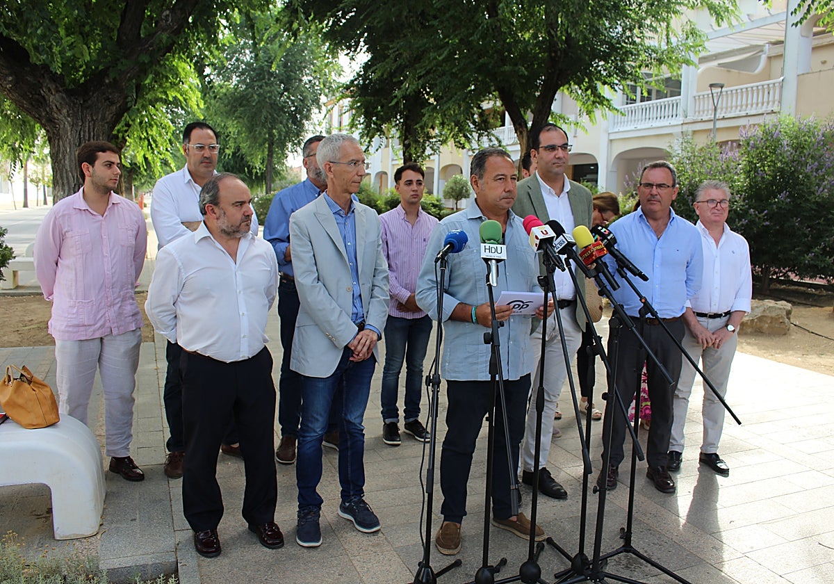 Los representantes del Partido Popular a nivel provincial han ofrecido una rueda de prensa en Utrera