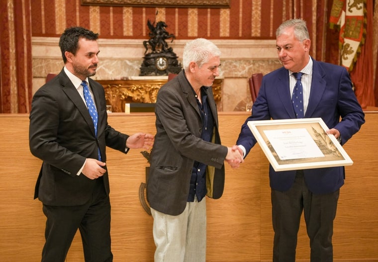 Juan Bonilla recibiendo el XV Premio Iberoamericano de Poesía Hermanos Machado de manos de José Luis Sanz, en presencia de Pablo Morillo