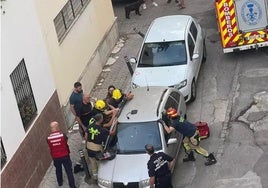 Rescatada una niña de tres años tras quedarse atrapada en un coche en la barriada de El Juncal en Sevilla