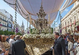 Un Corpus de Sevilla con costaleros en la Custodia y aviso naranja por calor