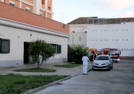 Bomberos extinguen un incendio en una residencia de ancianos de Luis Montoto