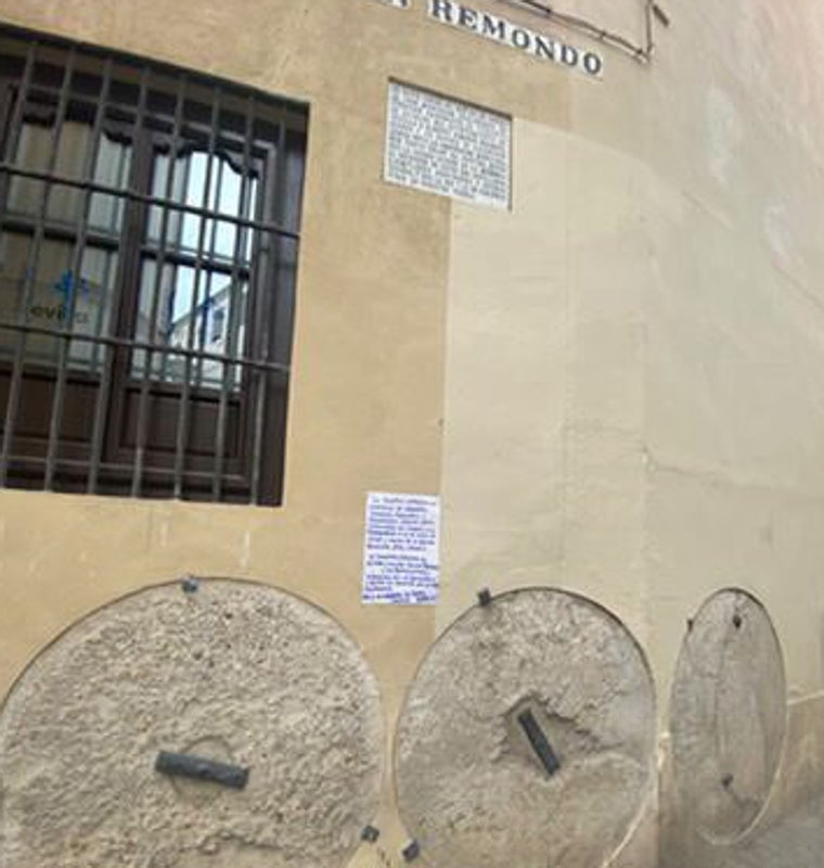 El cartel ha aparecido en la calle Don Remondo, donde fueron asesinados Alberto y Ascen