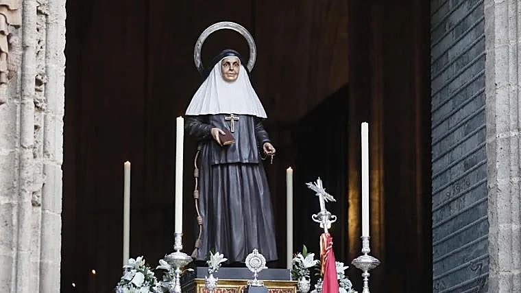 Santa Ángela de la Cruz abre actualmente la procesión del Corpus Christi en Sevilla. Su imagen fue incorporada en 2010 como testimonio de una vida al servicio de los pobres y enfermos. Sevilla honra así a la que fue luz y faro de caridad en sus calles y ejemplo de humildad, fe y entrega hacia los necesitados