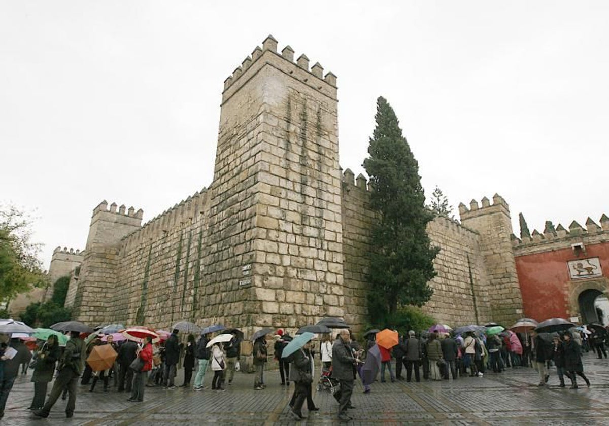 Visitantes en las inmediaciones del Alcázar durante un día de lluvia