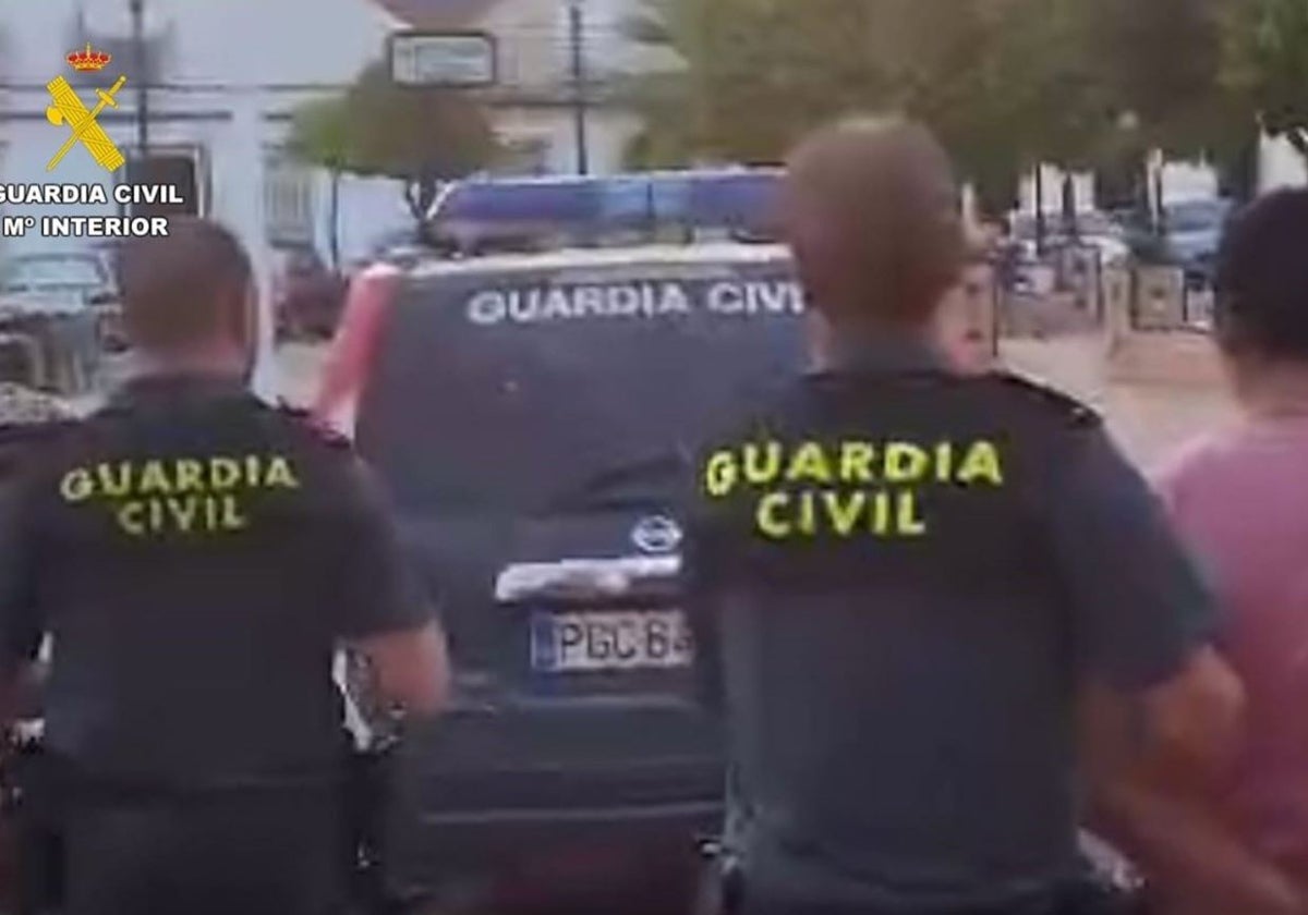 Los agentes detienen a un hombre acusado de robo con violencia en Pilas
