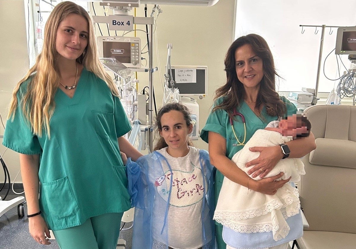 Sonia Hidalgo con su hija y el equipo que le ha atendido en el parto