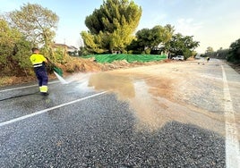 Vecinos de Carmona después de sufrir cuatro roturas de la tubería del Huesna: «Están esperando que algún día pase una tragedia»