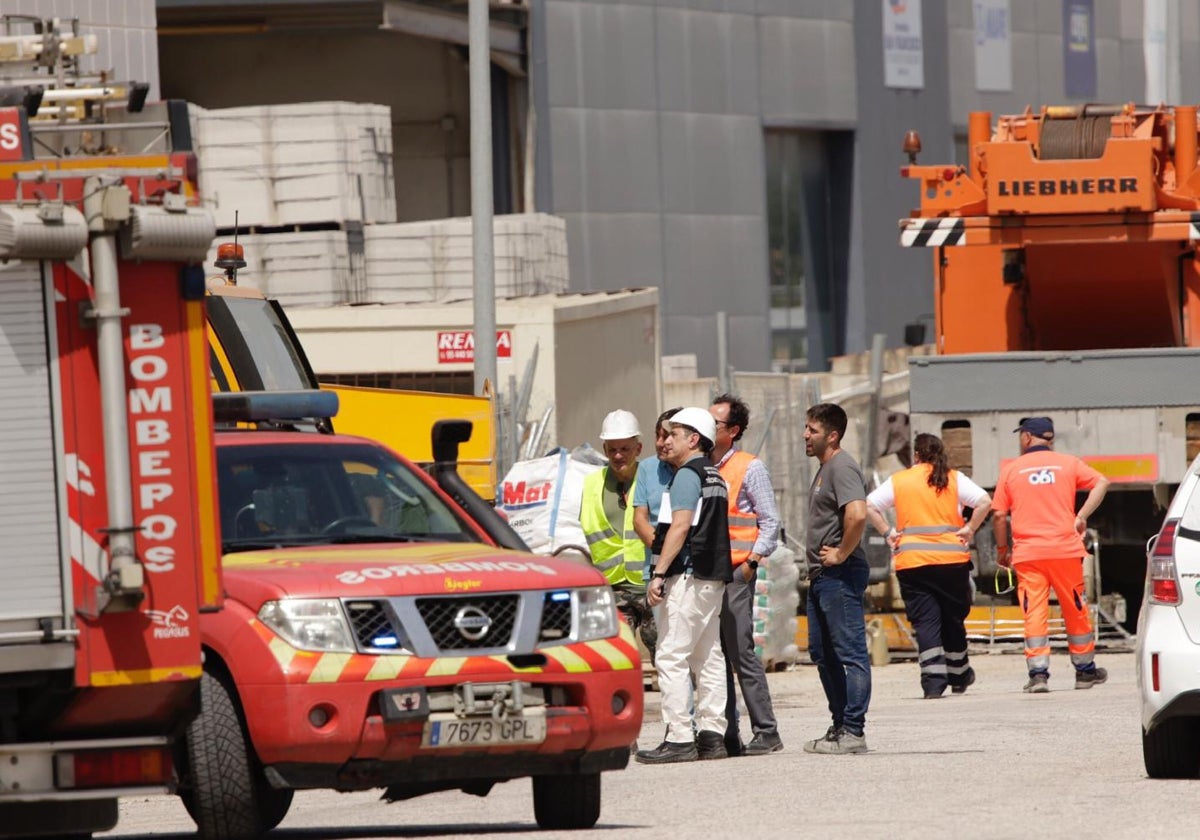 Efectivos de Bomberos y del 061 en el lugar del accidente