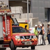Efectivos de Bomberos y del 061 en el lugar del accidente