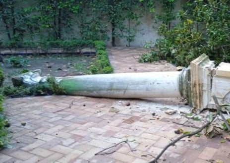 Imagen secundaria 1 - Los originales de Ninfa y Fauno están en un deficiente estado de conservación (arriba) y las copias se recolocarán en las columnas a las que afectó la borrasca Bernard (abajo izquierda). La idea es recuperar la imagen primitiva de monumento (abajo derecha)