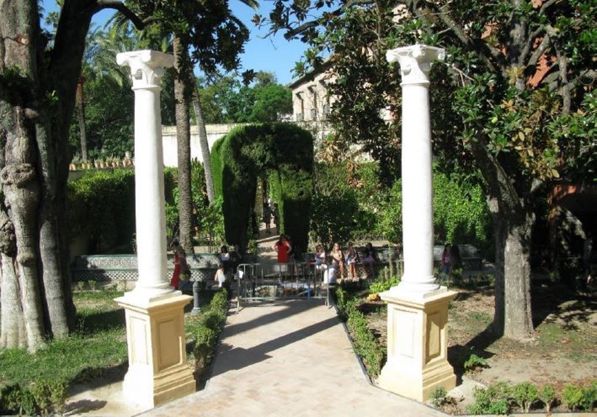 Las dos columnas del Jardín de la Danza del Alcázar tras su reciente restauración