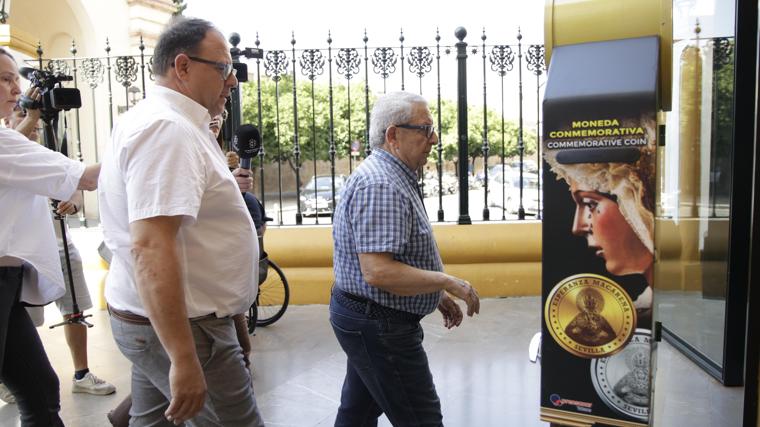 Arquillo e hijo entrando de nuevo en la basílica