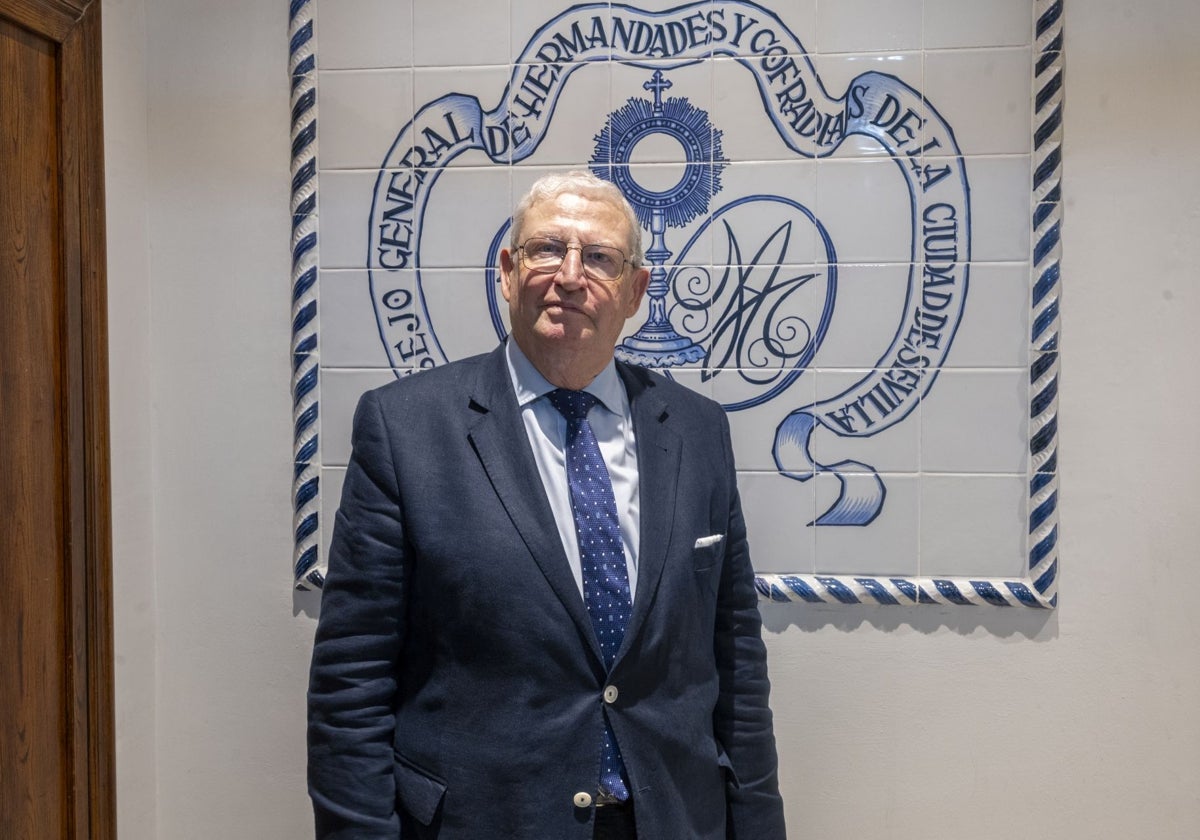 Francisco Vélez en la sede del Consejo de Cofradías de Sevilla