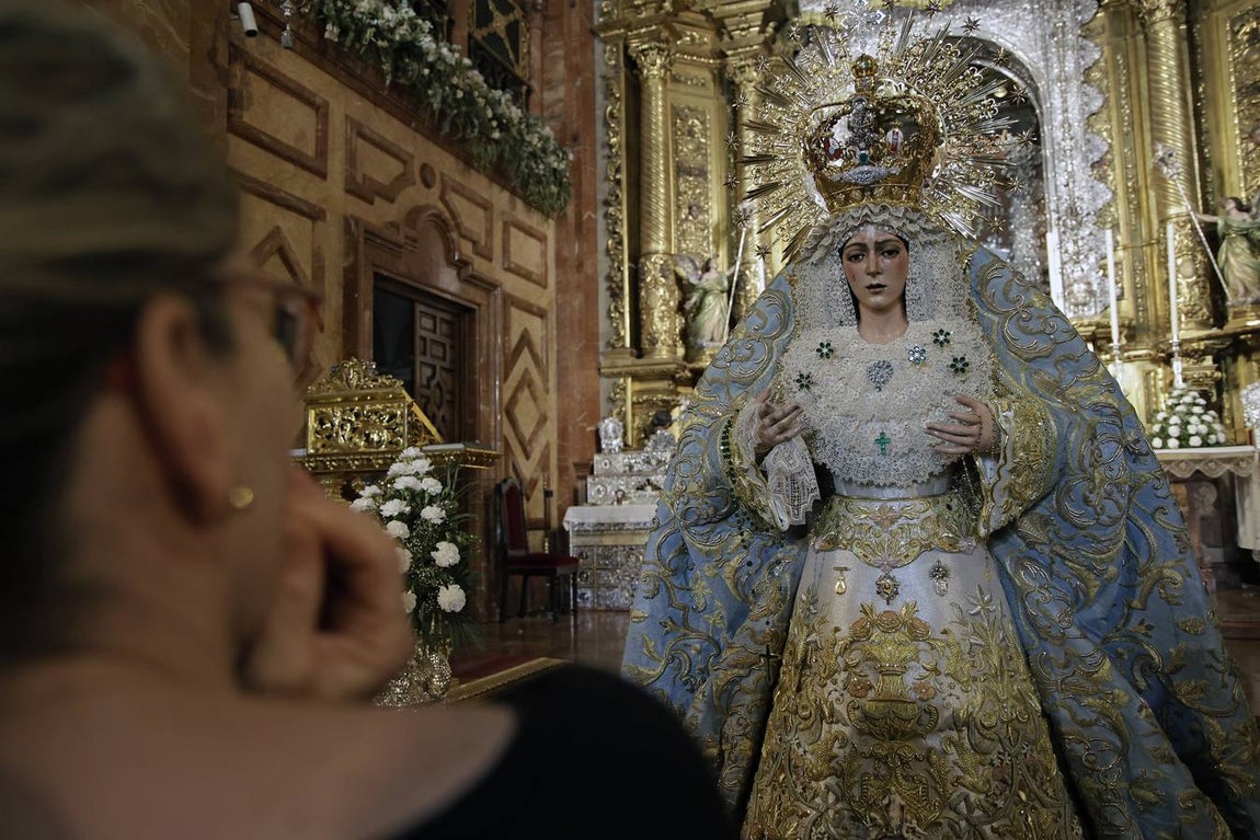 Visita de multitud de fieles a la Macarena tras su última intervención