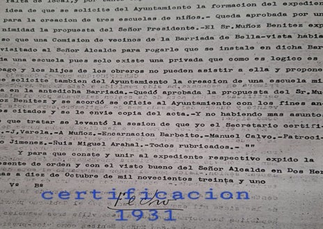 Imagen secundaria 1 - Arriba, calles sin acerado de Bellavista en el año 1977; abajo, a la izquierda, escrito del que queda constancia del deseo vecinal de construir una escuela, cosa que se conseguiría cinco años más tarde; a la derecha, acta de constitución de la asociación de vecinos en 1976