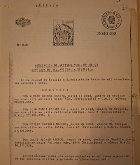 Imagen secundaria 2 - Arriba, calles sin acerado de Bellavista en el año 1977; abajo, a la izquierda, escrito del que queda constancia del deseo vecinal de construir una escuela, cosa que se conseguiría cinco años más tarde; a la derecha, acta de constitución de la asociación de vecinos en 1976