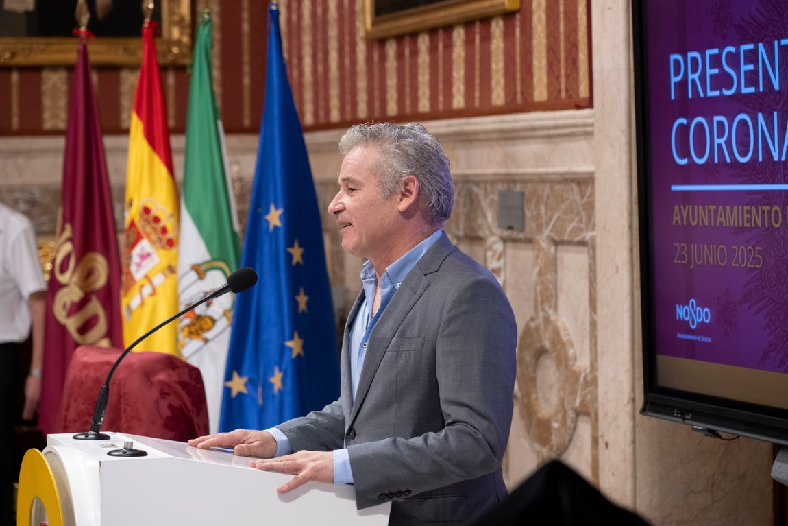 Presentación de la corona y saya de la coronación de la Virgen del Rocío