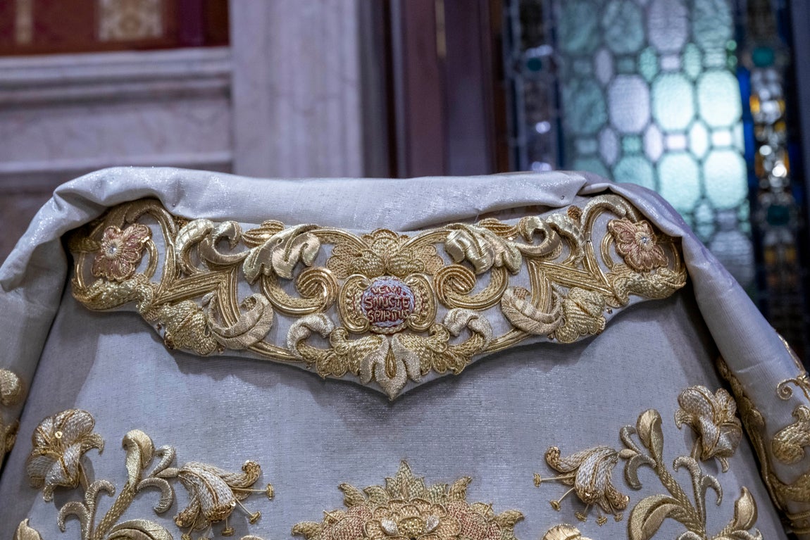 Presentación de la corona y saya de la coronación de la Virgen del Rocío