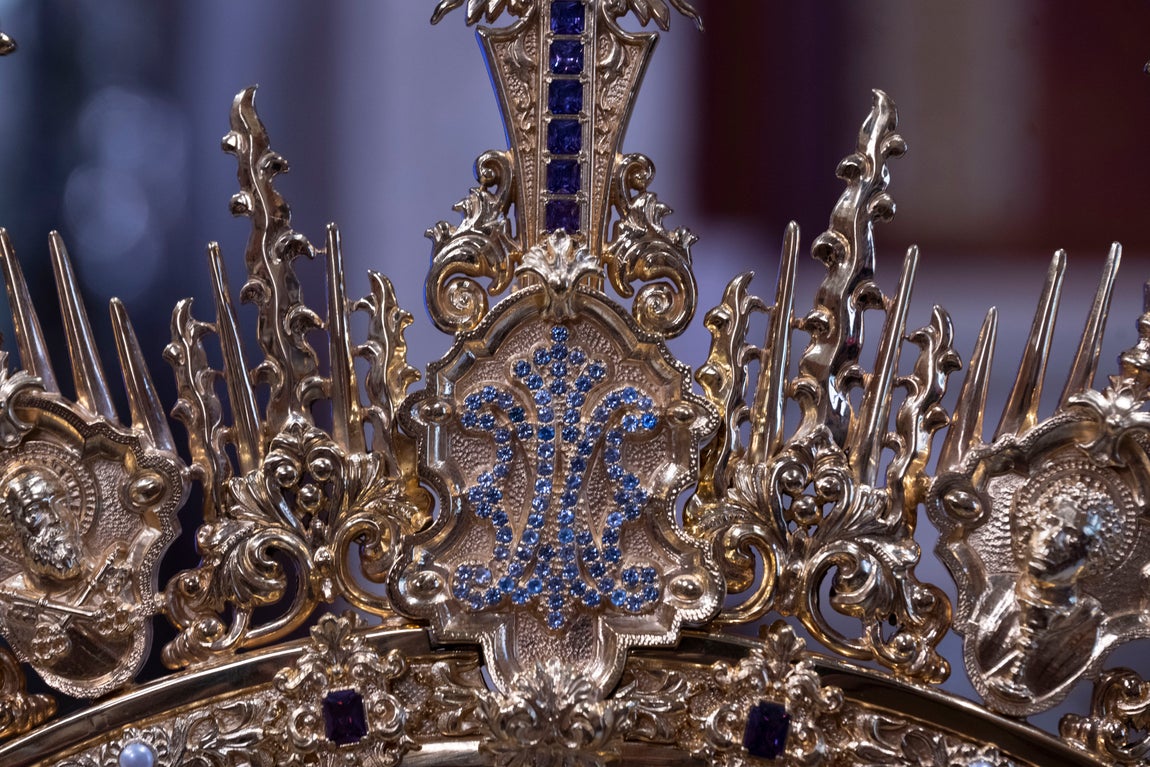 Presentación de la corona y saya de la coronación de la Virgen del Rocío