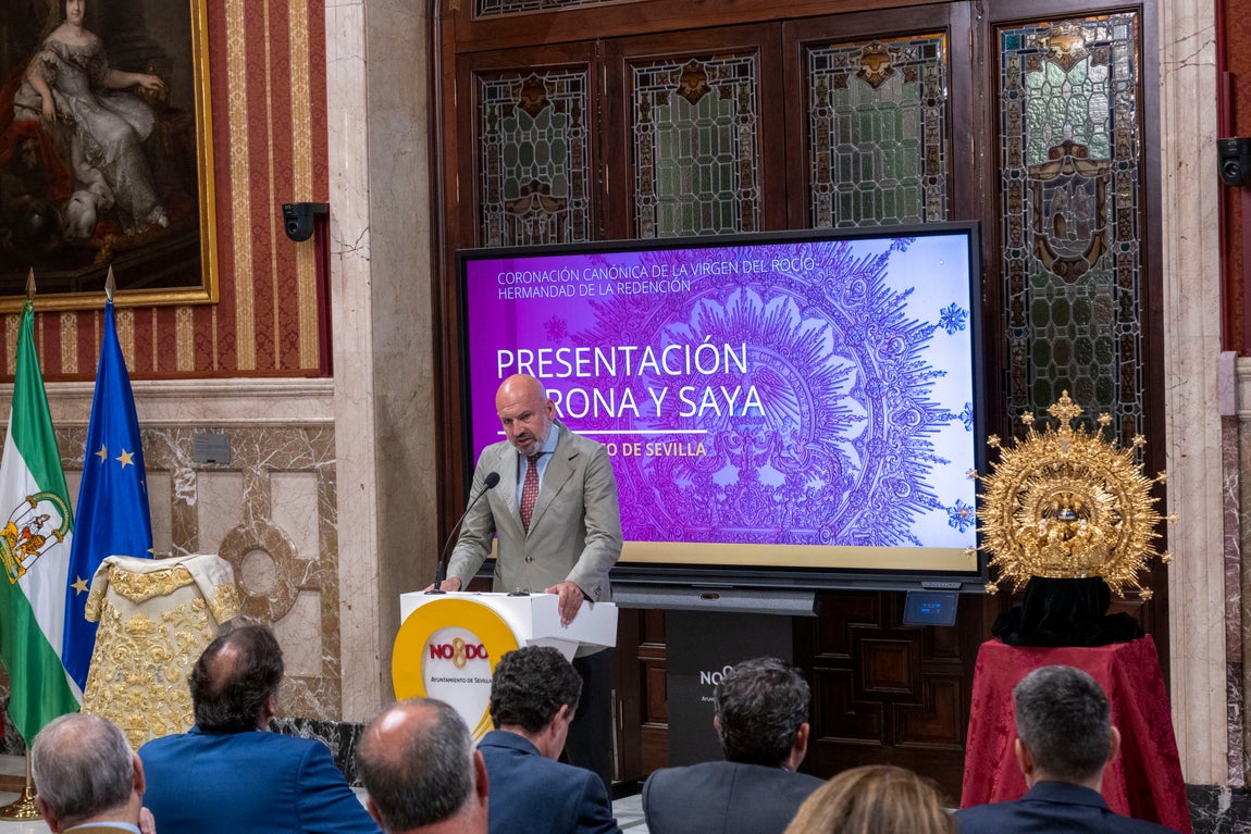 Presentación de la corona y saya de la coronación de la Virgen del Rocío