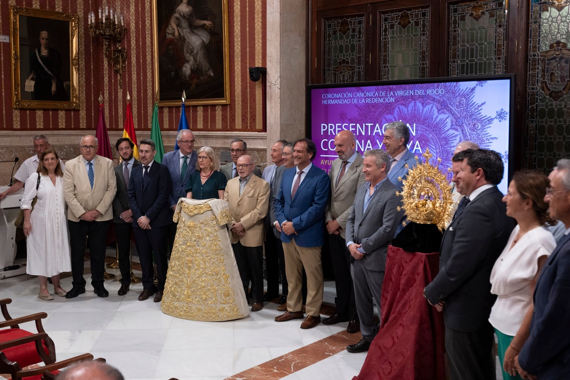 Presentación de la corona y saya de la coronación de la Virgen del Rocío