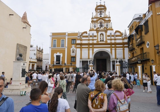 Concentración de personas delante de la basílica de la Macarena