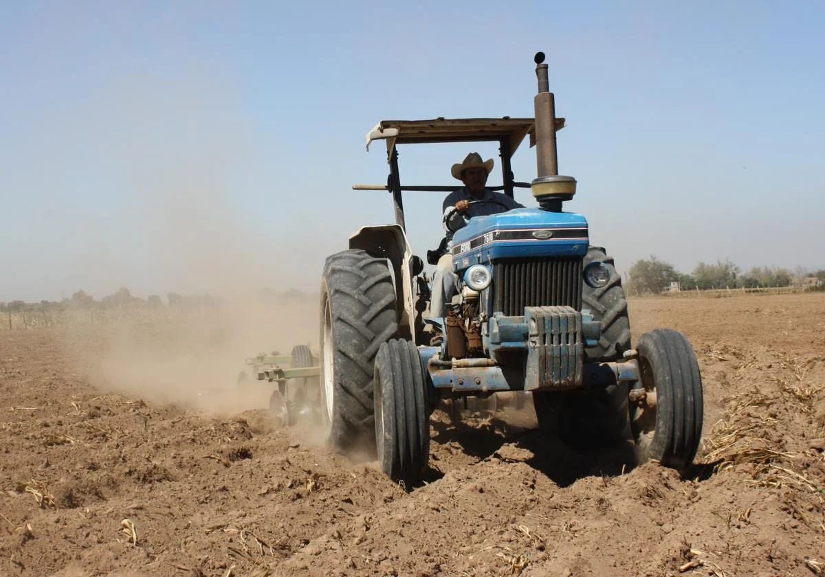 Imagen de archivo de un tractor en el campo